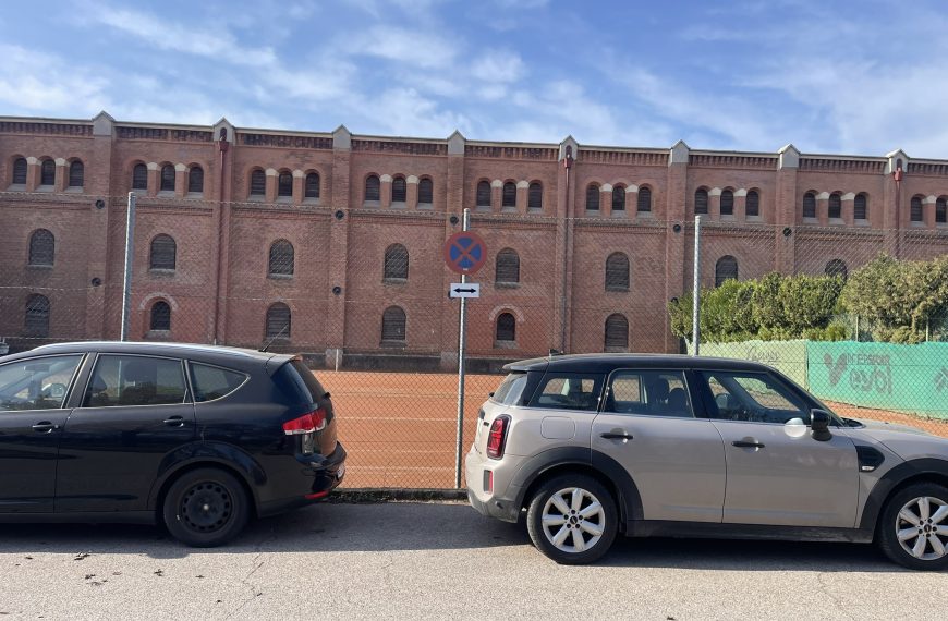 Achtung! Im Arsenal gibt es keine Gratisparkplätze / Warning! There is no free parking available at the Arsenal