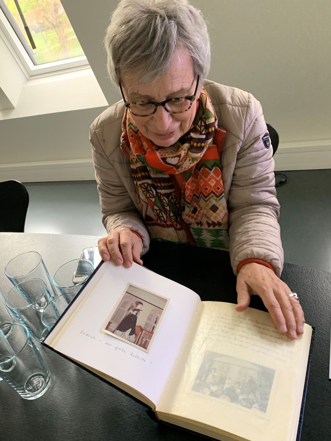 Irmgard Korber öffnet ihr privates Fotoalbum mit Erinnerungen an die 1960er/70er-Jahre