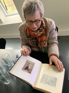 Irmgard Korber öffnet ihr privates Fotoalbum mit Erinnerungen an die 1960er/70er-Jahre